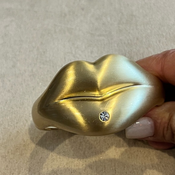 NWOT gold and rhinestone Hot Lips clamper hinged bracelet - Picture 2 of 6